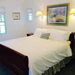 Old Yacht Club Inn