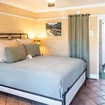 Harbor House Inn