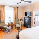 Harbor House Inn