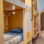 Social Stays - Santa Barbara\'S First Hostel On State Street
