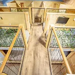 Social Stays - Santa Barbara\'S First Hostel On State Street