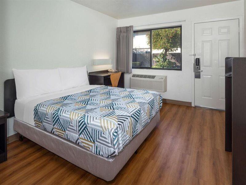 Hotel 6-santa Barbara, Ca - State Street Santa Barbara