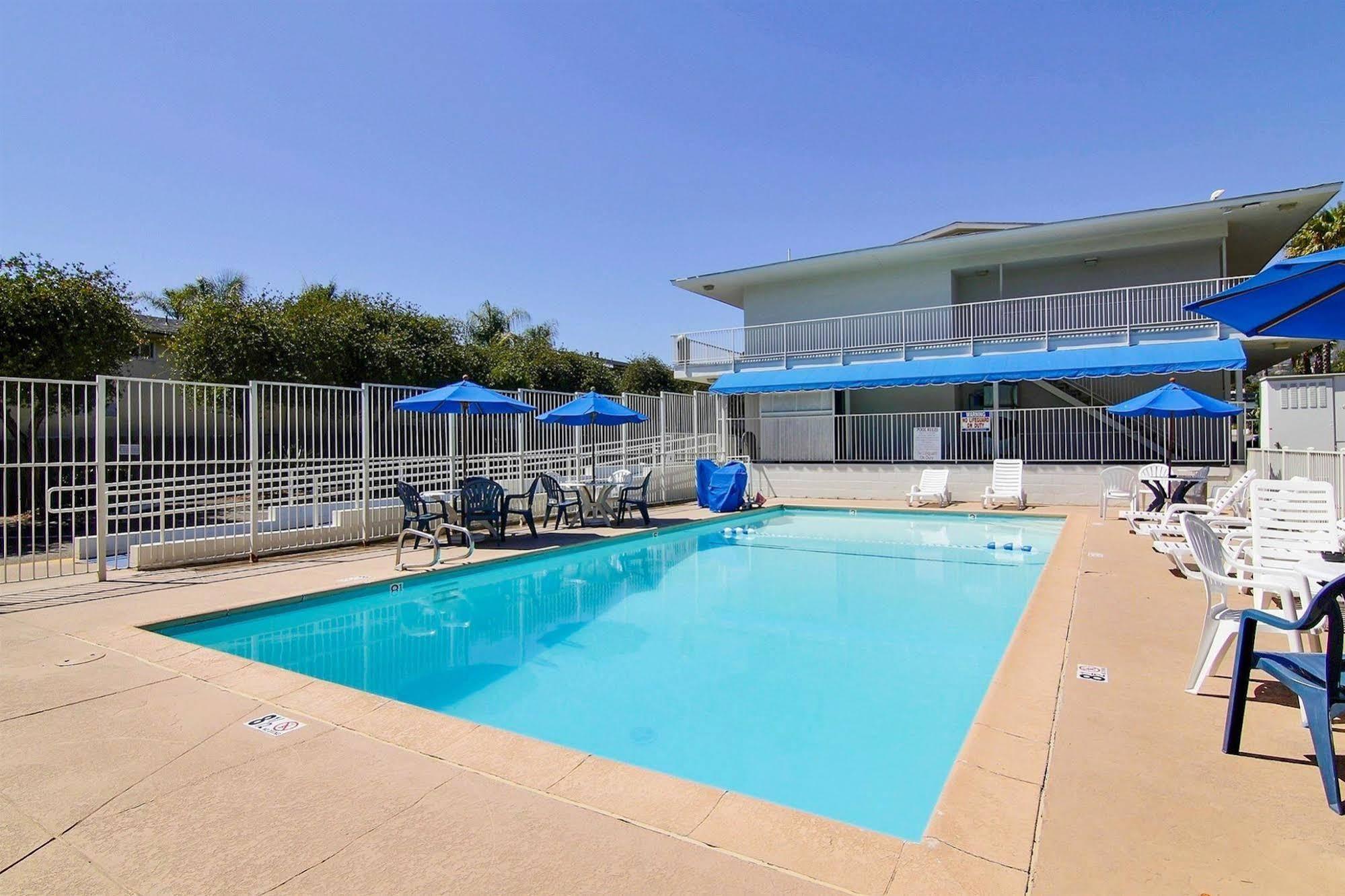 Hotel 6-santa Barbara, Ca - State Street