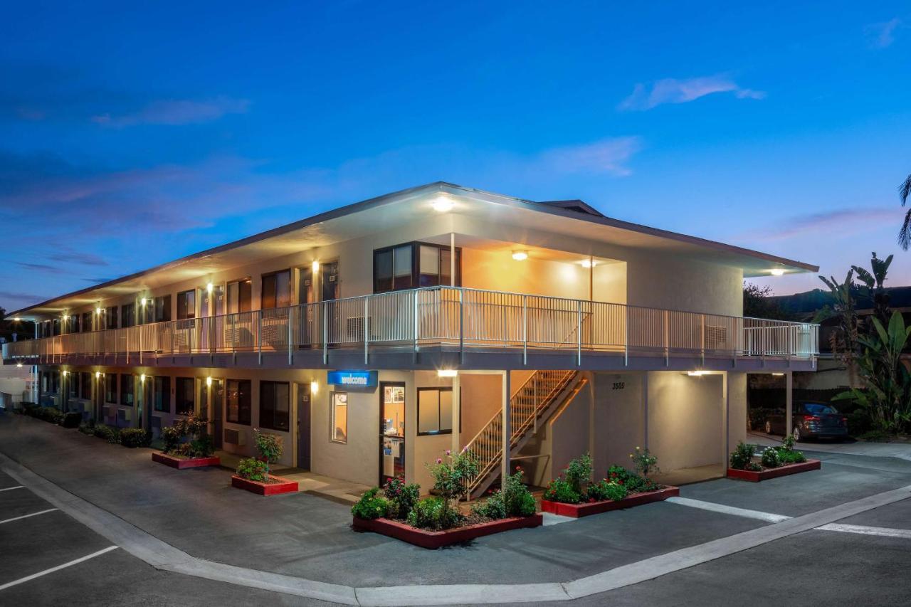 Hotel 6-santa Barbara, Ca - State Street