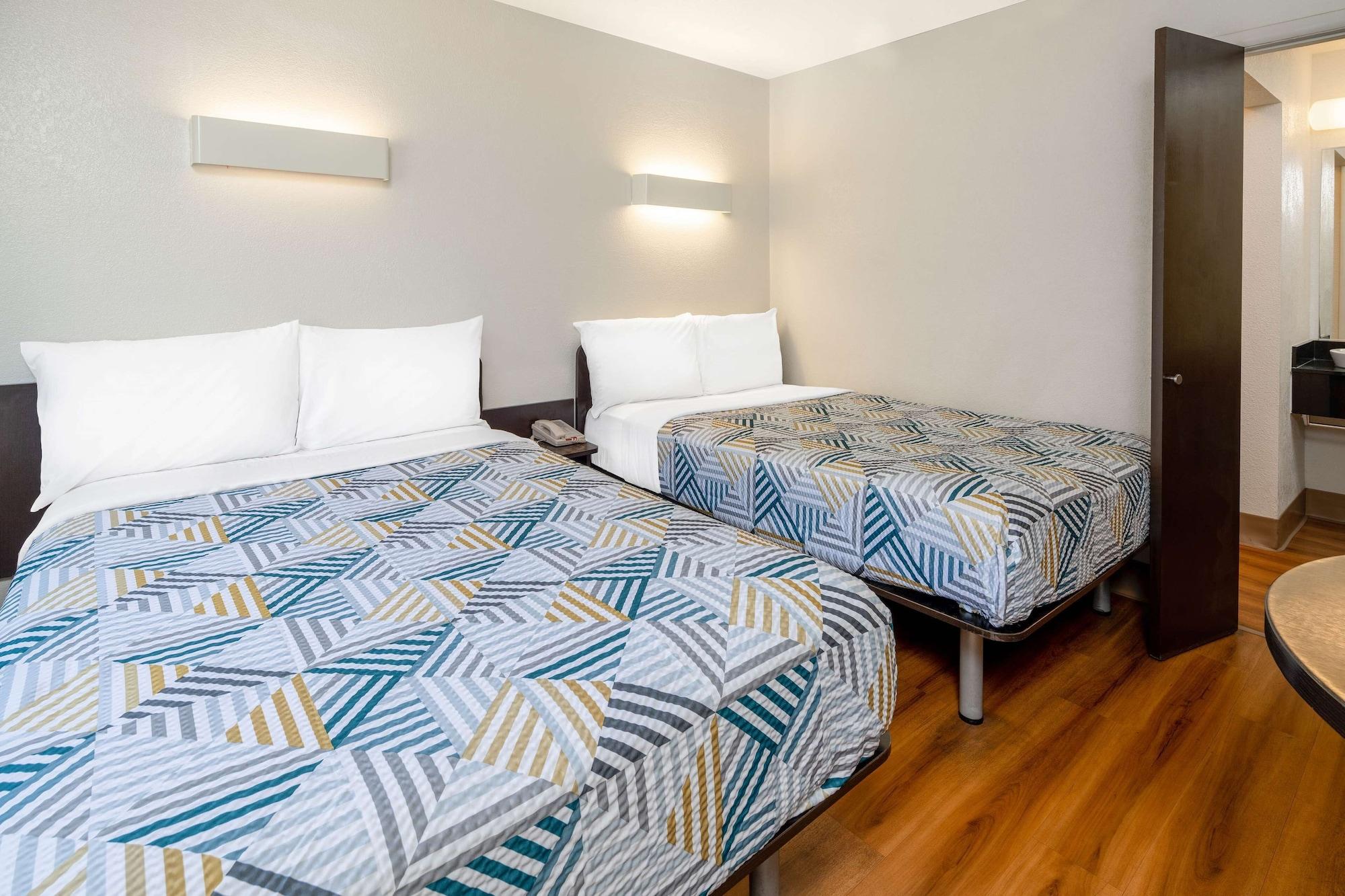 Hotel 6-santa Barbara, Ca - State Street