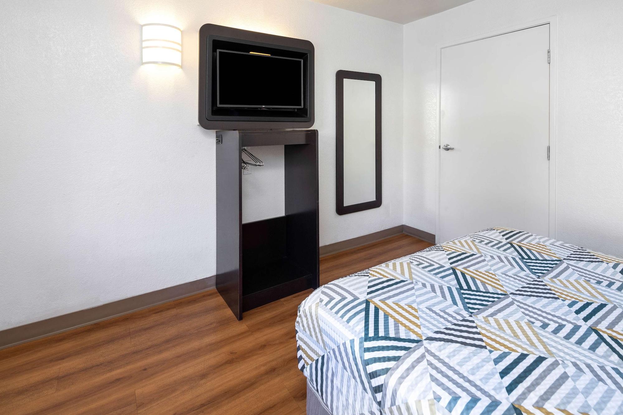 Hotel 6-santa Barbara, Ca - State Street Santa Barbara