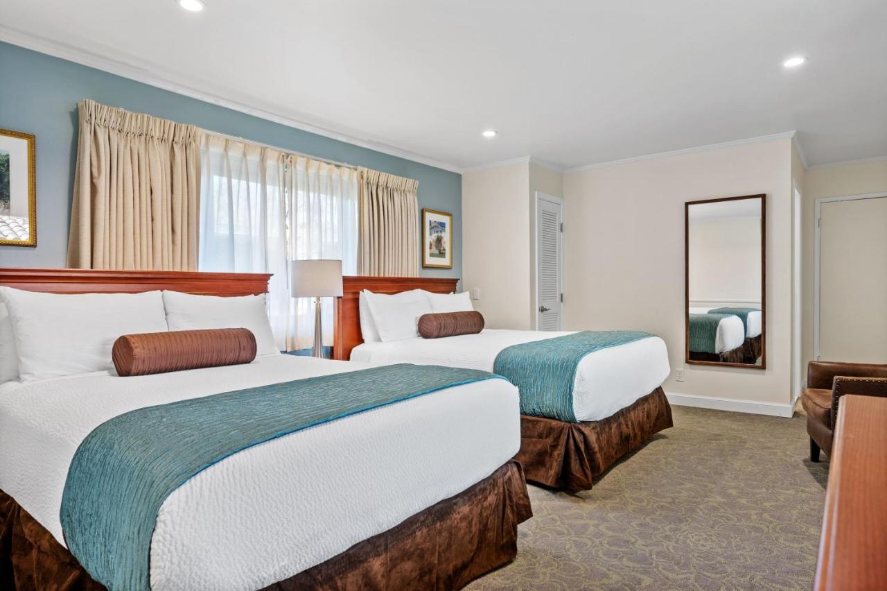 Hotel By The Harbor 3*