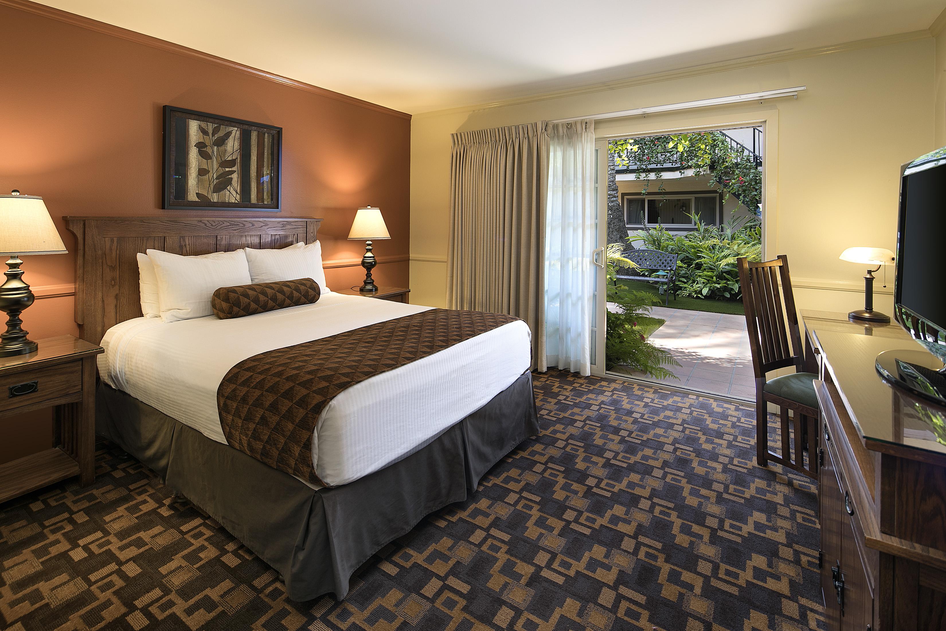 Hotel By The Harbor