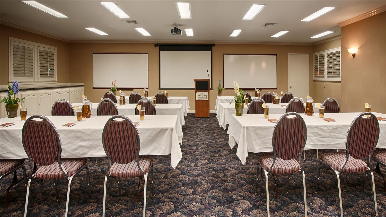 Western Pepper Tree Hotel Santa Barbara