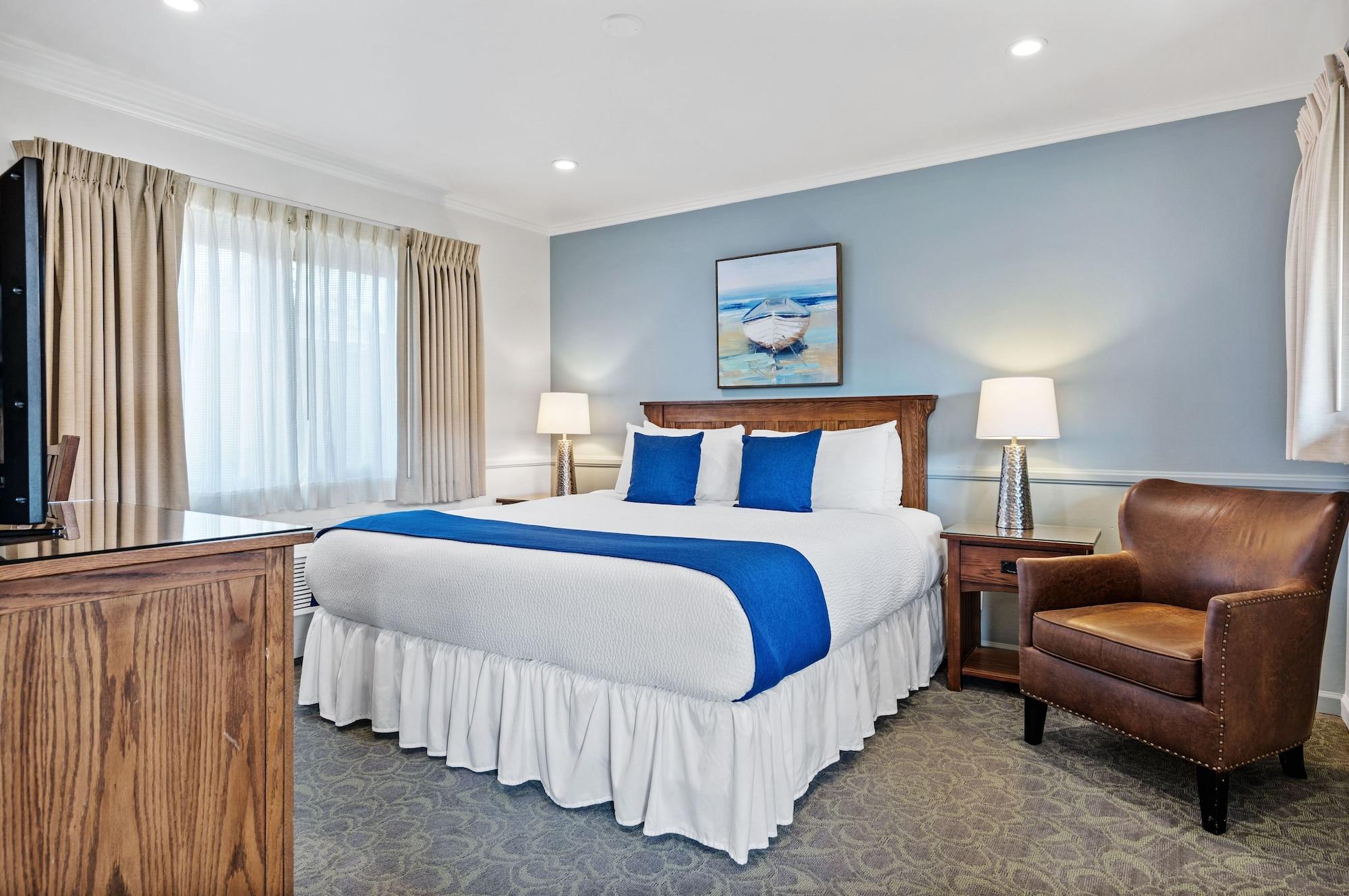 Hotel By The Harbor 3*