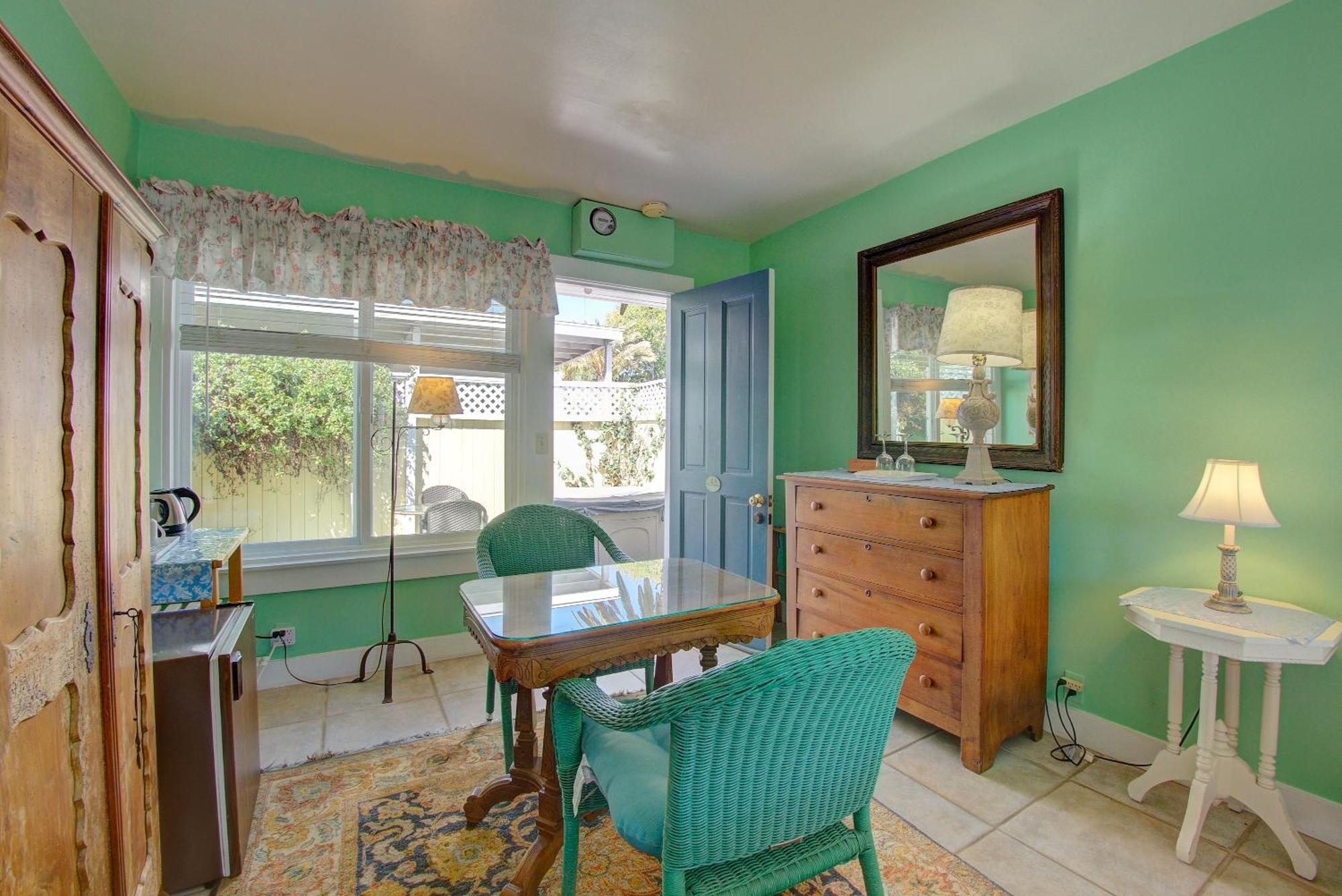 Secret Garden & Bed & Breakfast