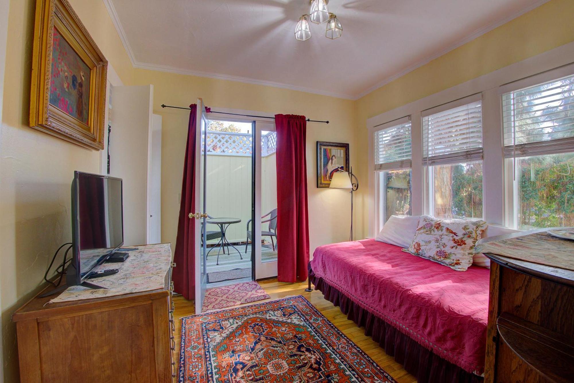 Secret Garden & Bed & Breakfast