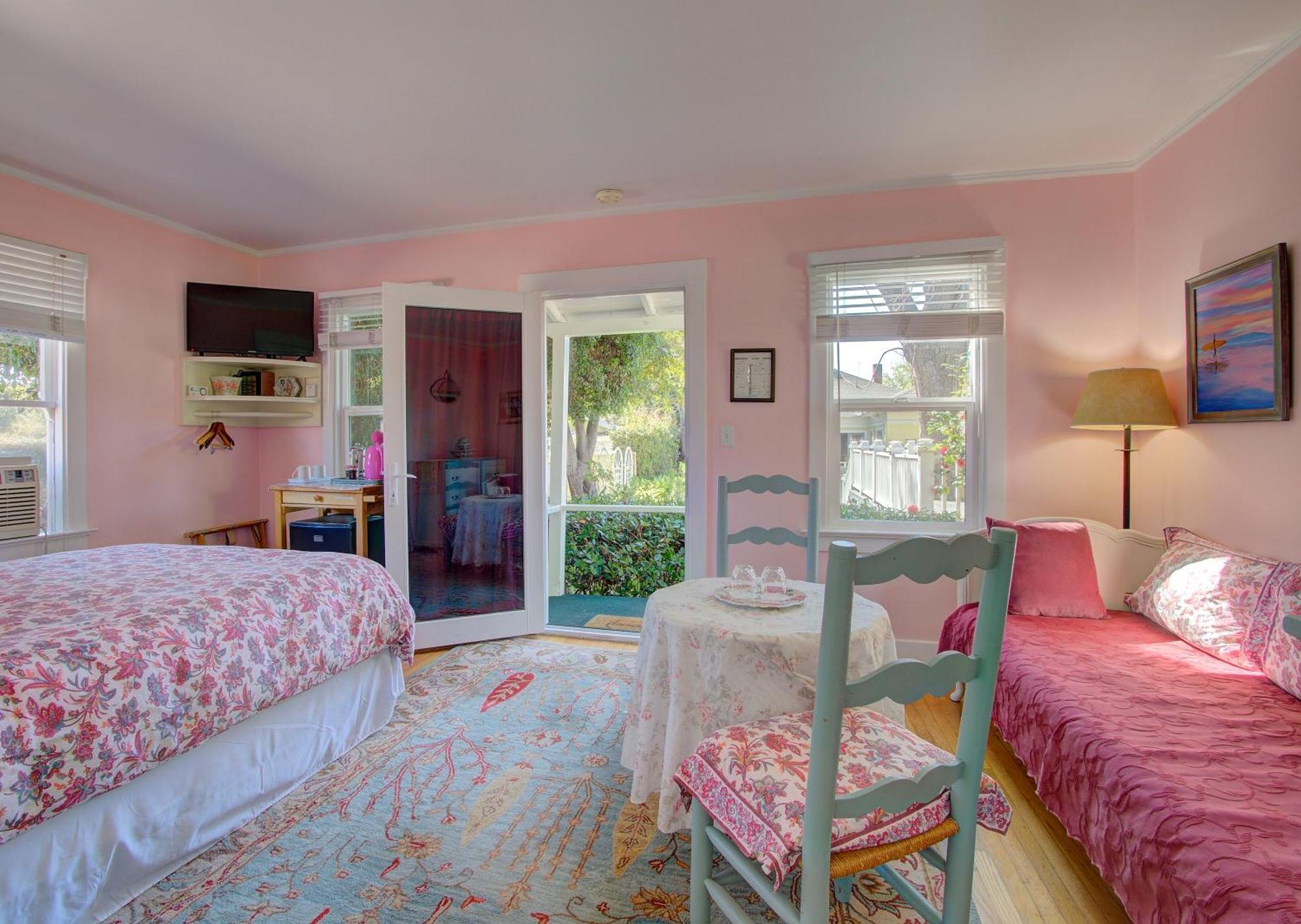 Secret Garden & Bed & Breakfast