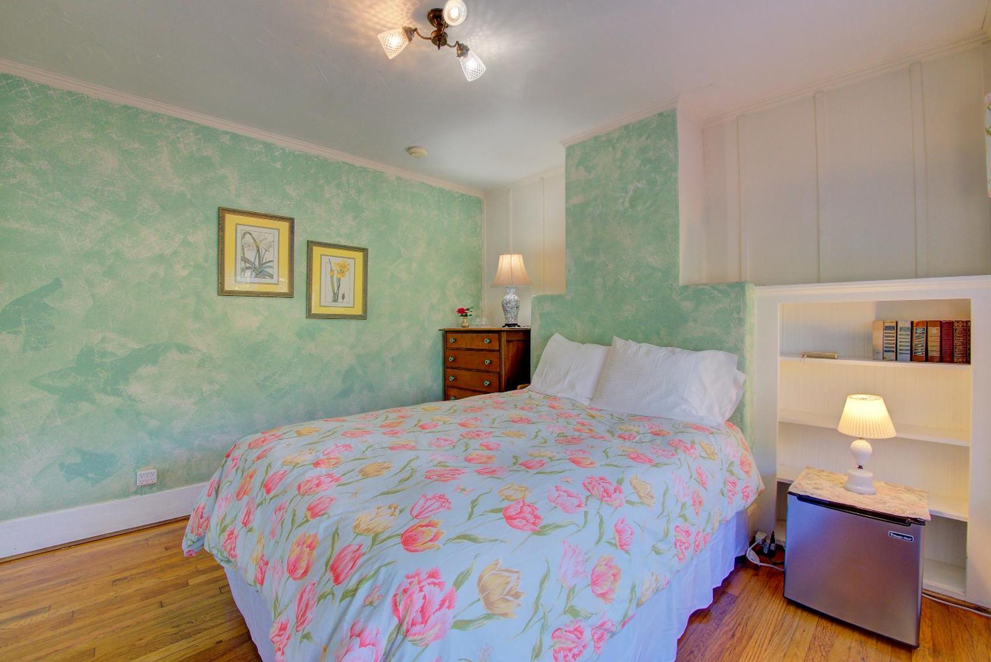 Secret Garden & Bed & Breakfast