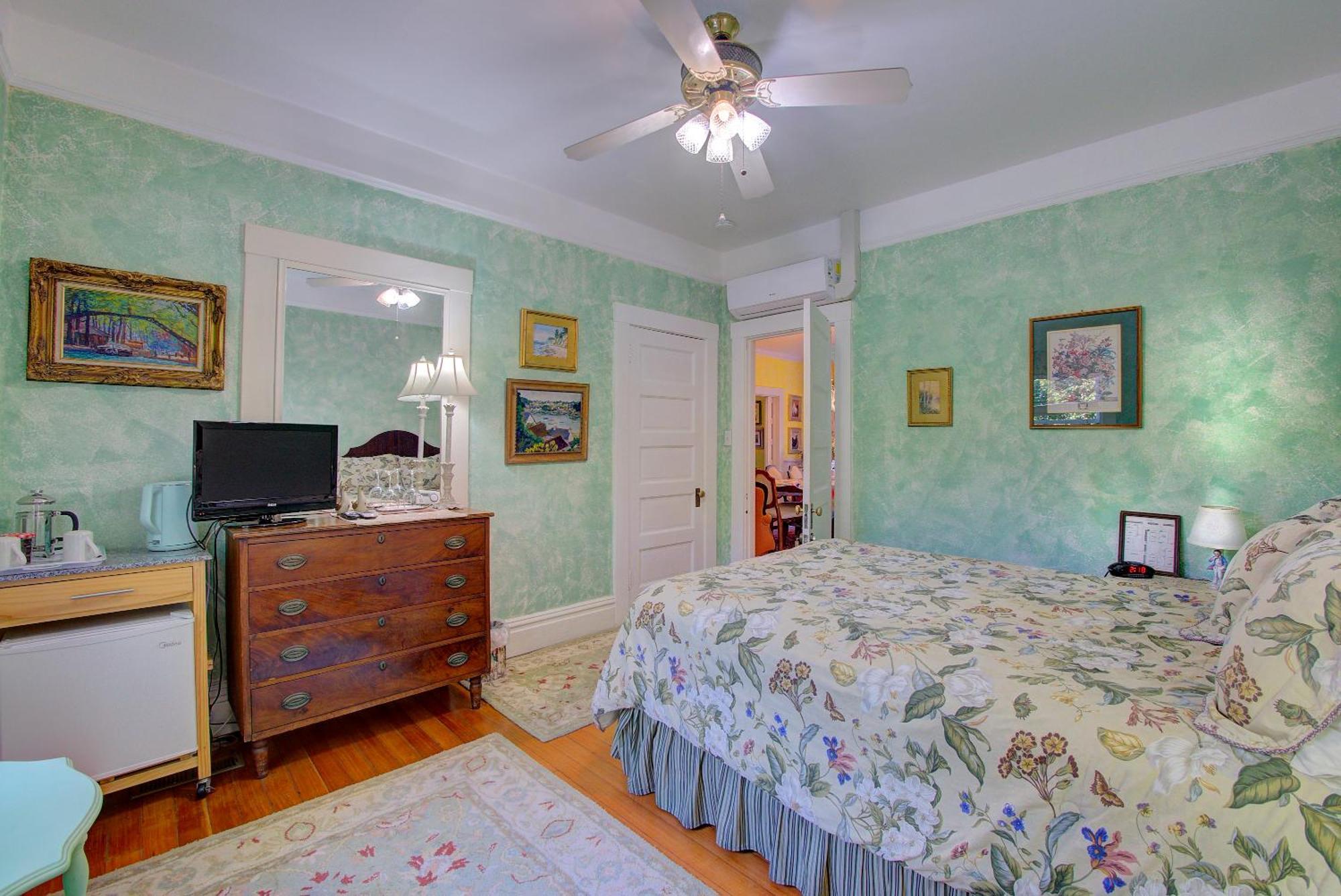 Secret Garden & Bed & Breakfast Santa Barbara