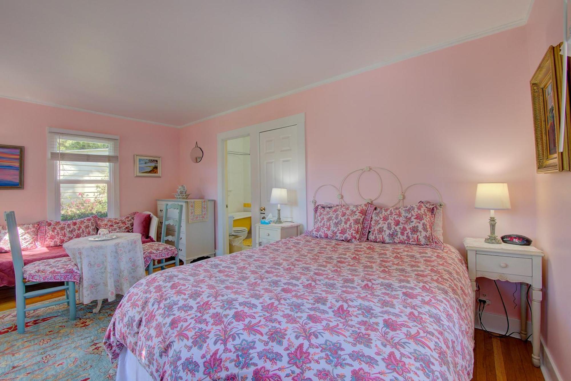 Secret Garden & Bed & Breakfast