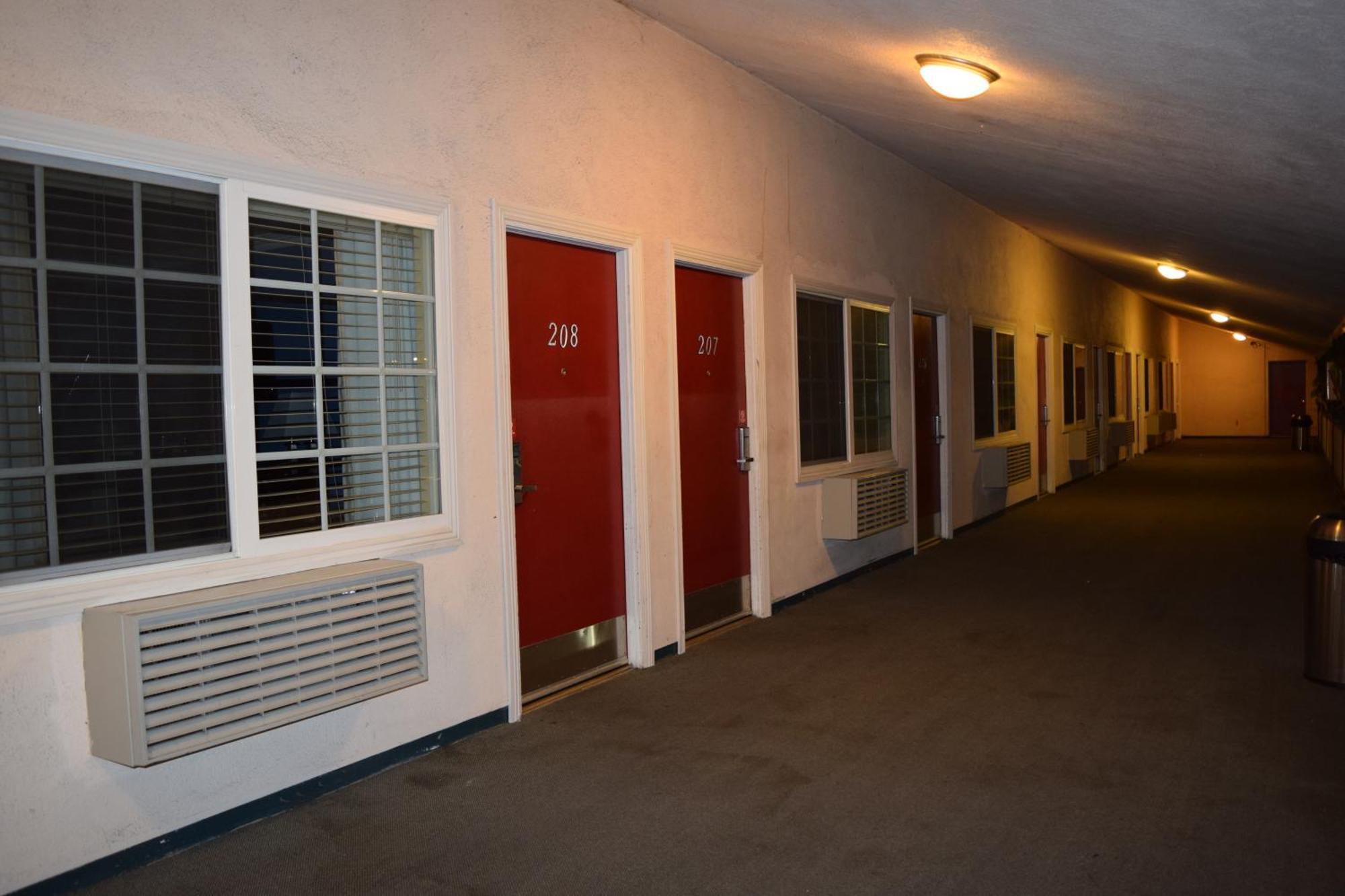 Rose Garden Motel 2*