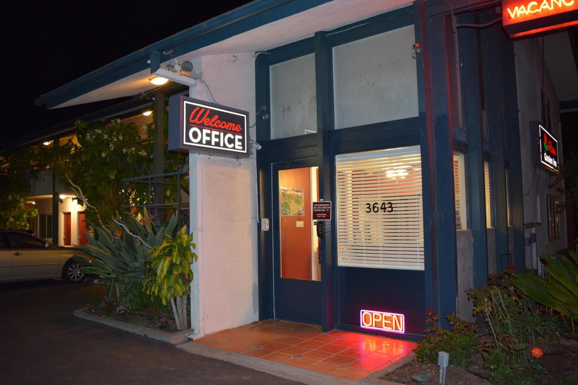 Rose Garden Motel 2*