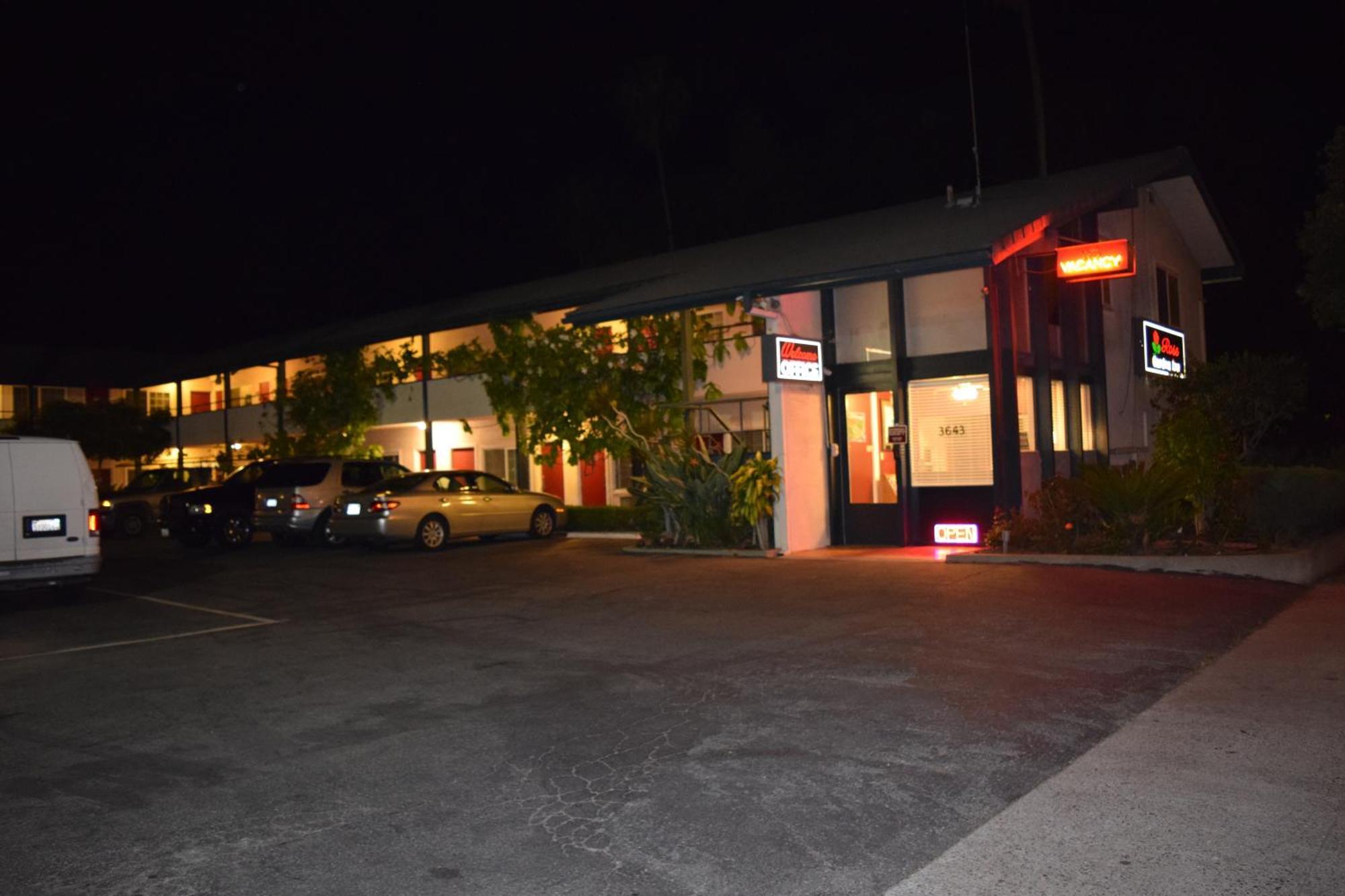 Rose Garden Motel 2*