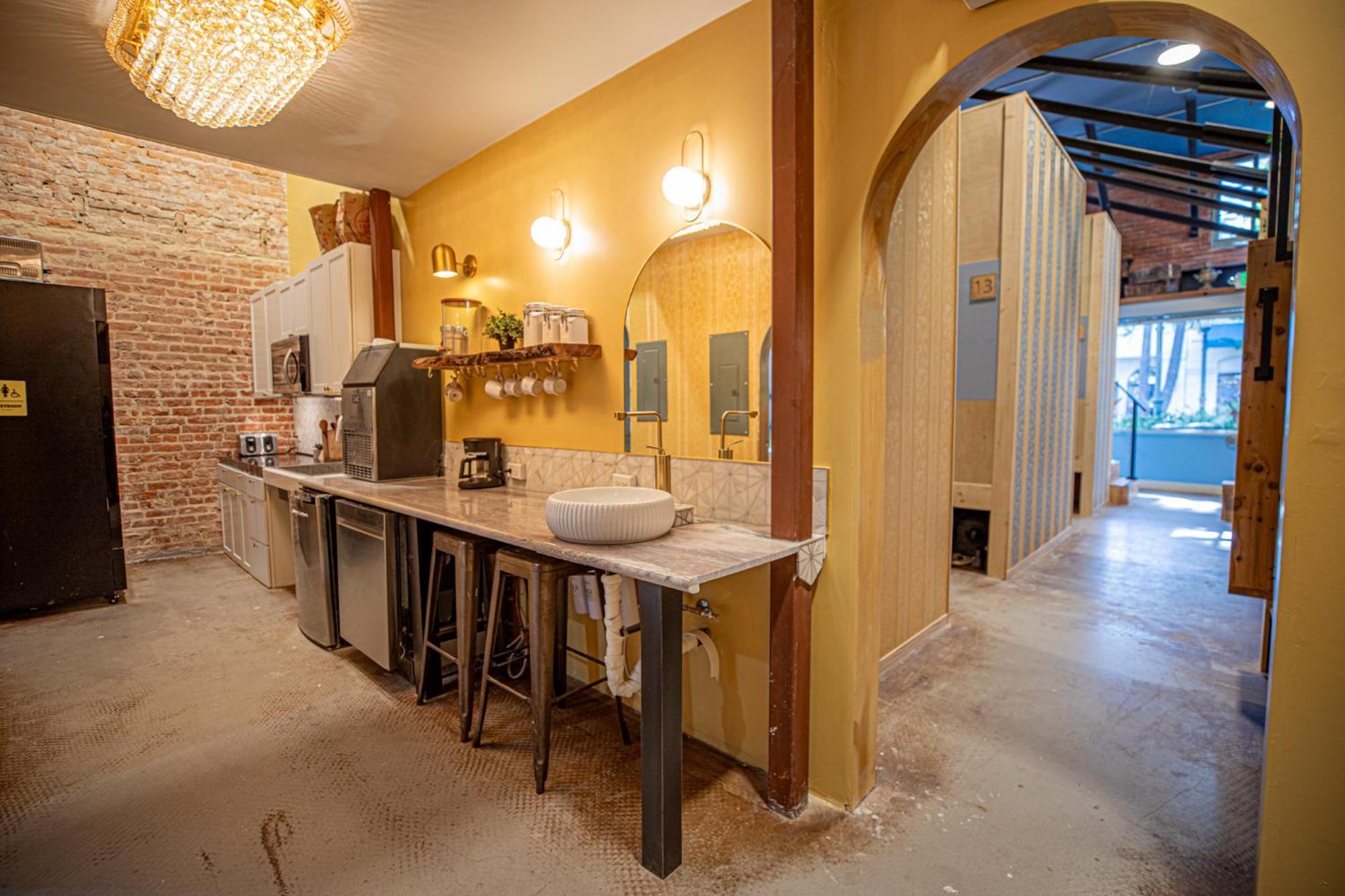 Social - Santa Barbara's First On State Street Hostel *