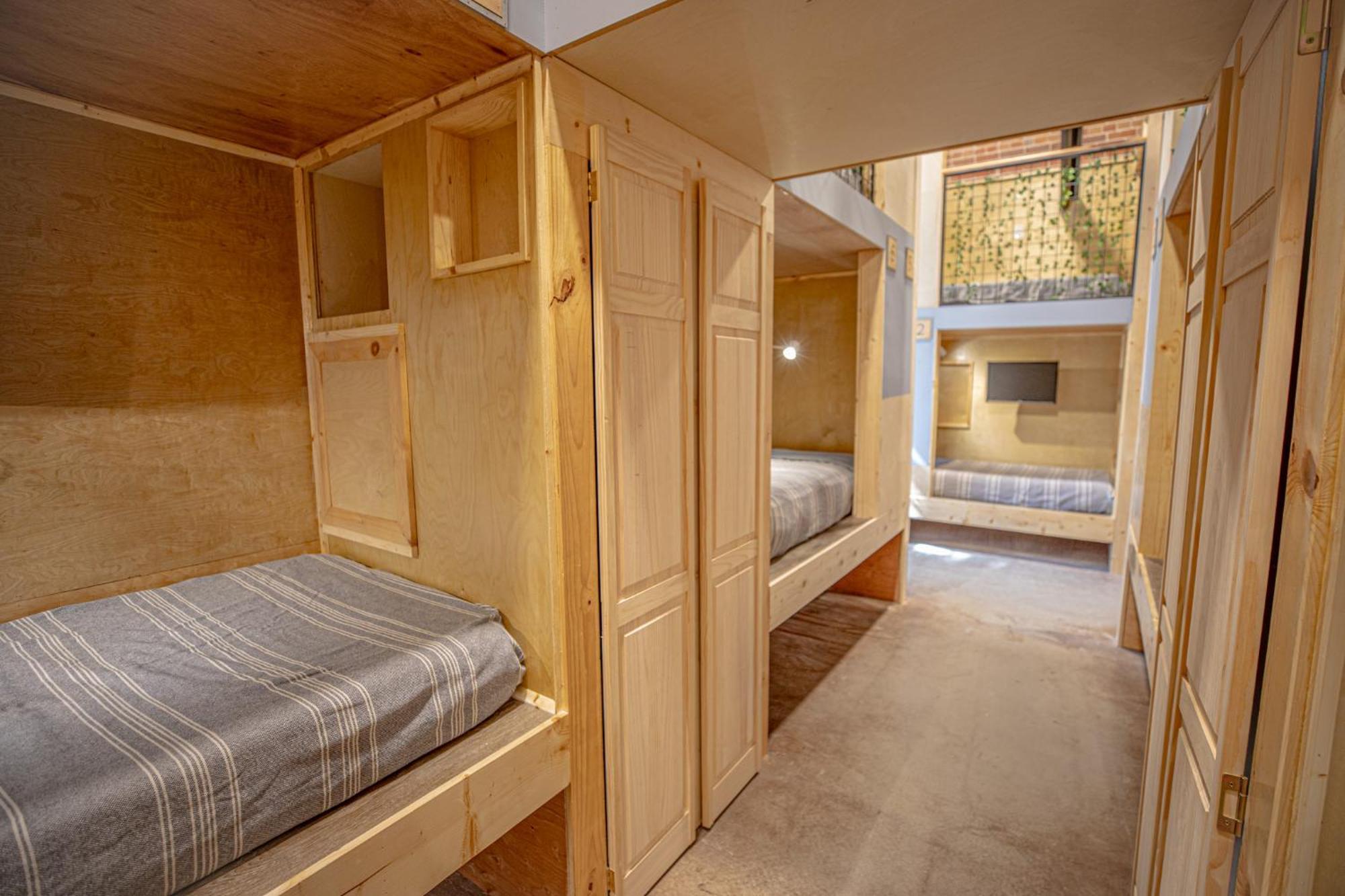 Social - Santa Barbara's First On State Street Hostel Santa Barbara