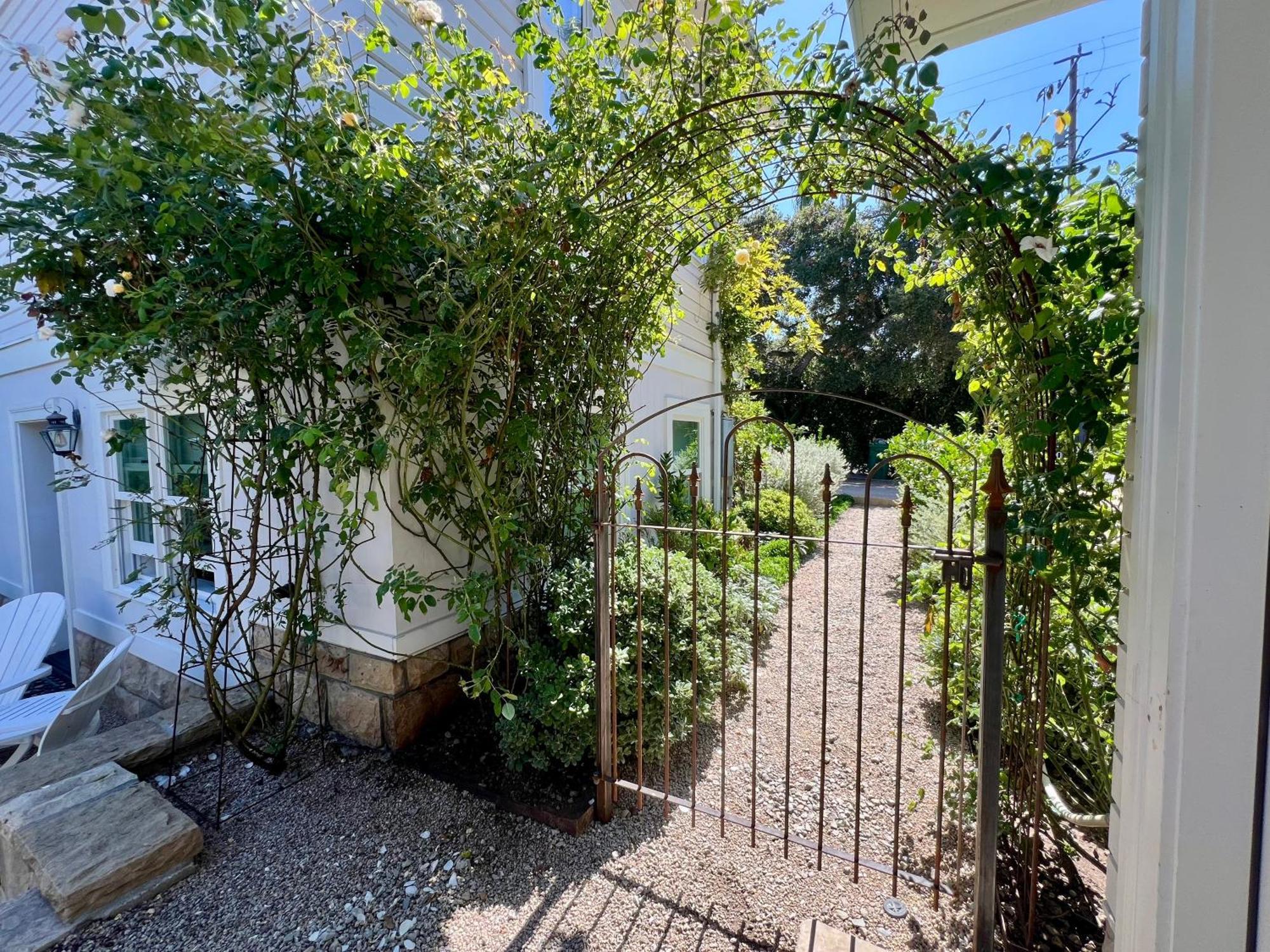 Pied-a-terre Courtyard Luxury Guest * Santa Barbara