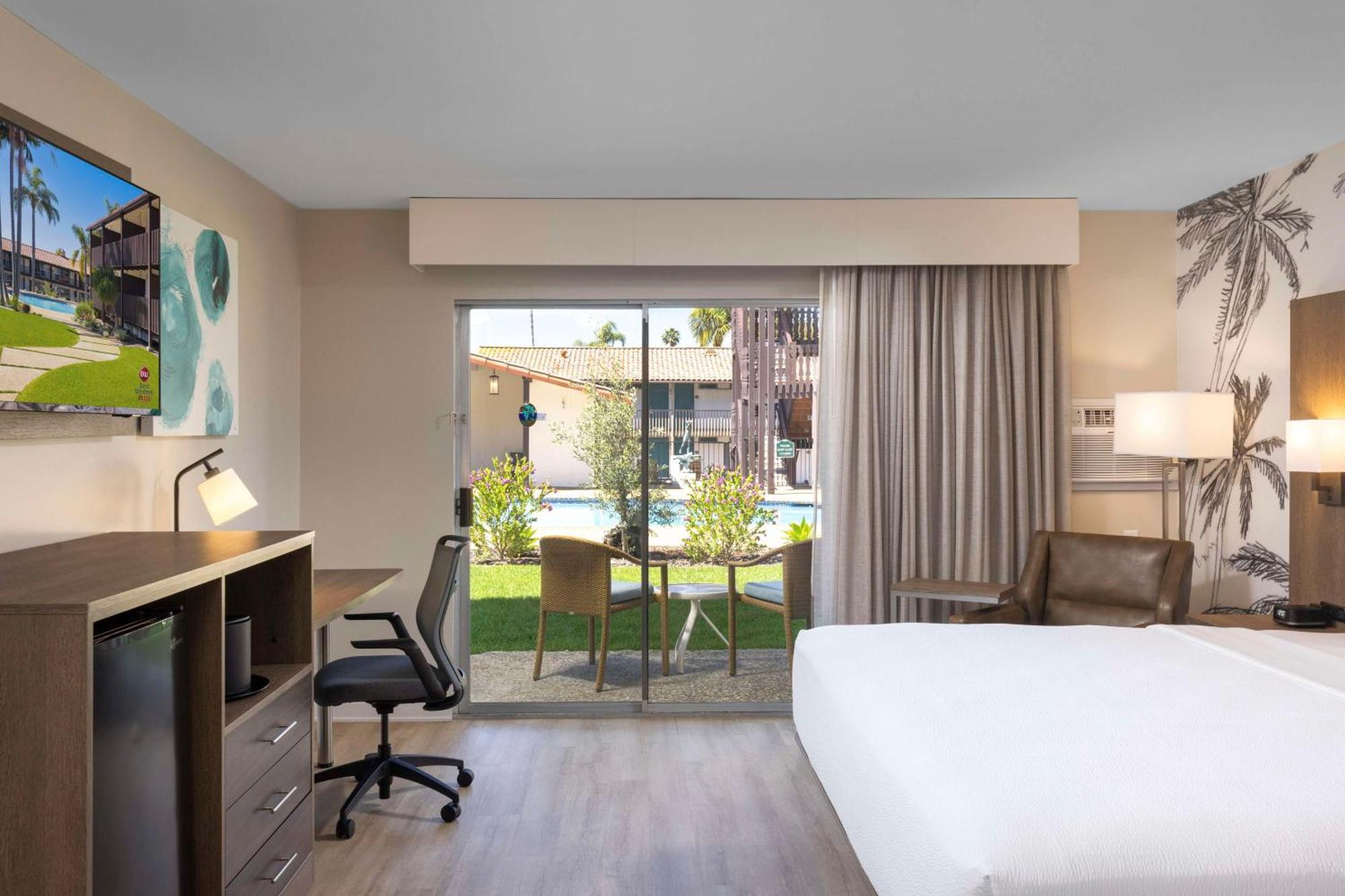 Hotel Western Pepper Tree