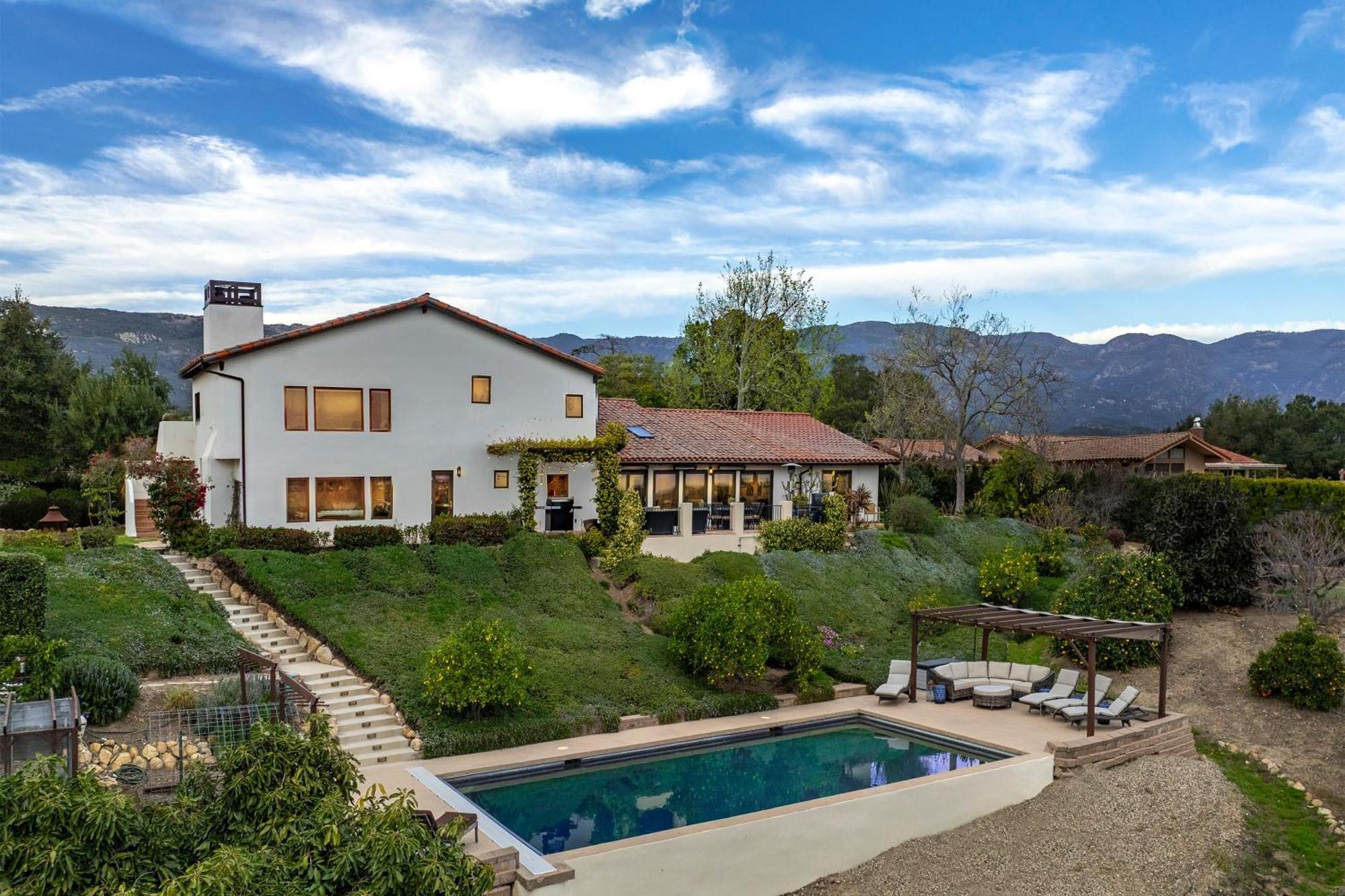 Luxury Atop The Hills Holiday home
