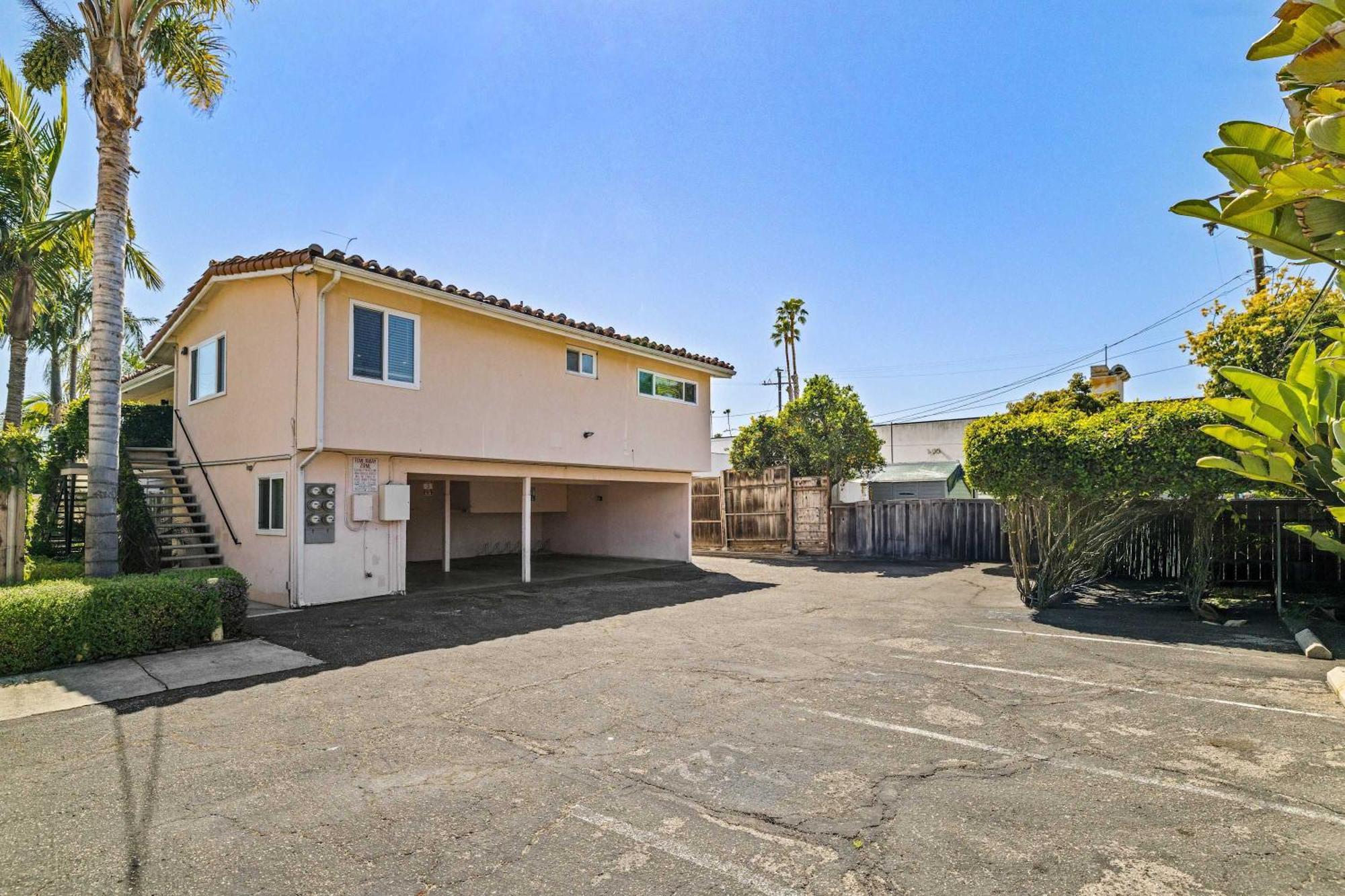Walk Downtown Apartment Santa Barbara