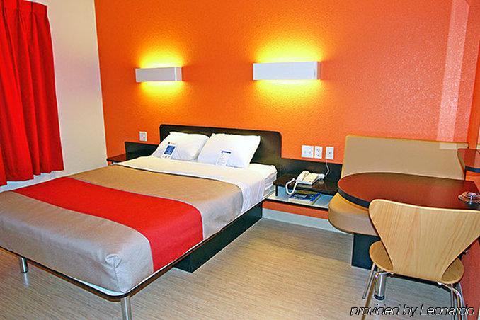 Hotel 6-santa Barbara, Ca - State Street