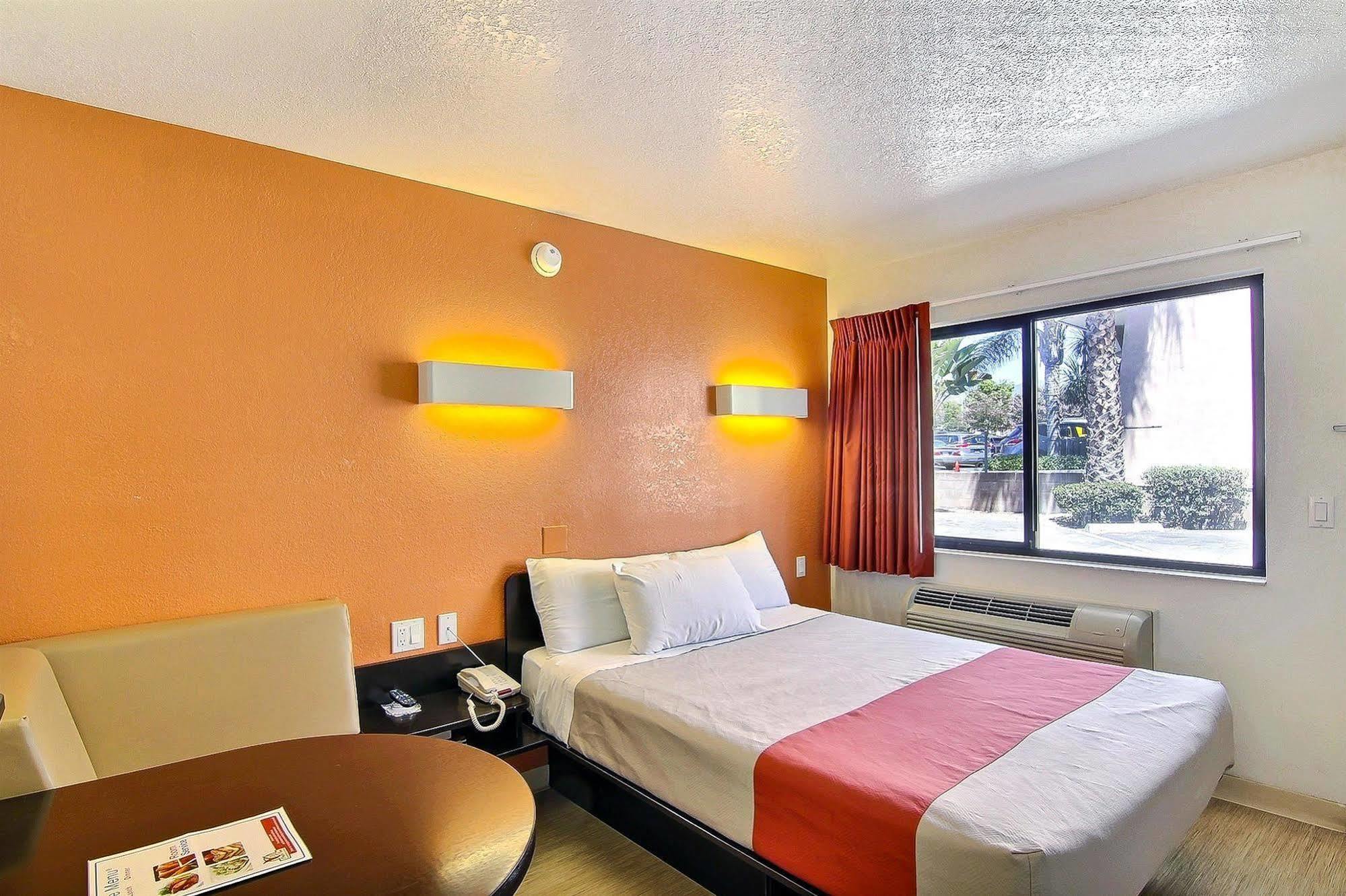 Hotel 6-santa Barbara, Ca - State Street