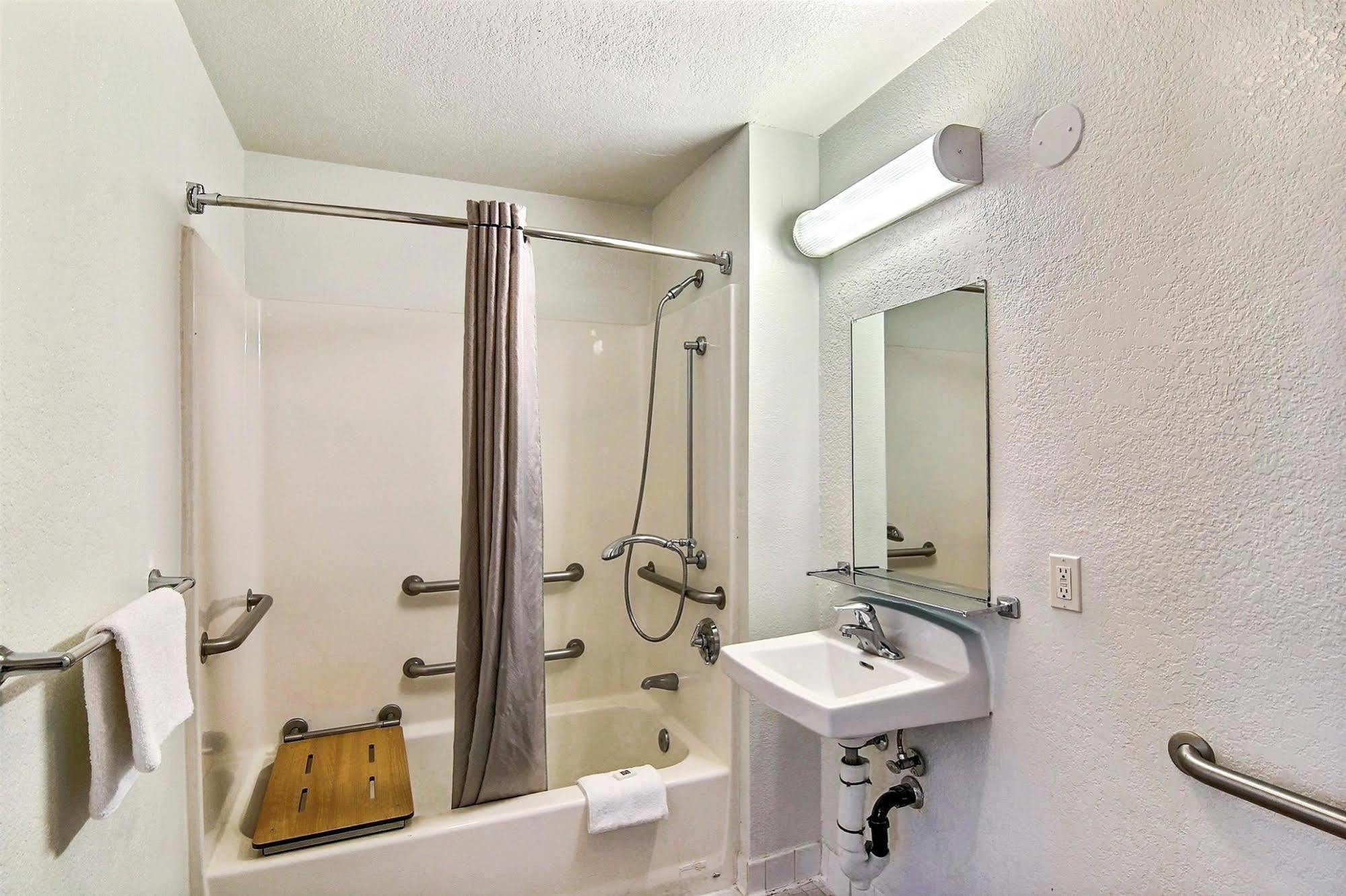 Hotel 6-santa Barbara, Ca - State Street 2*