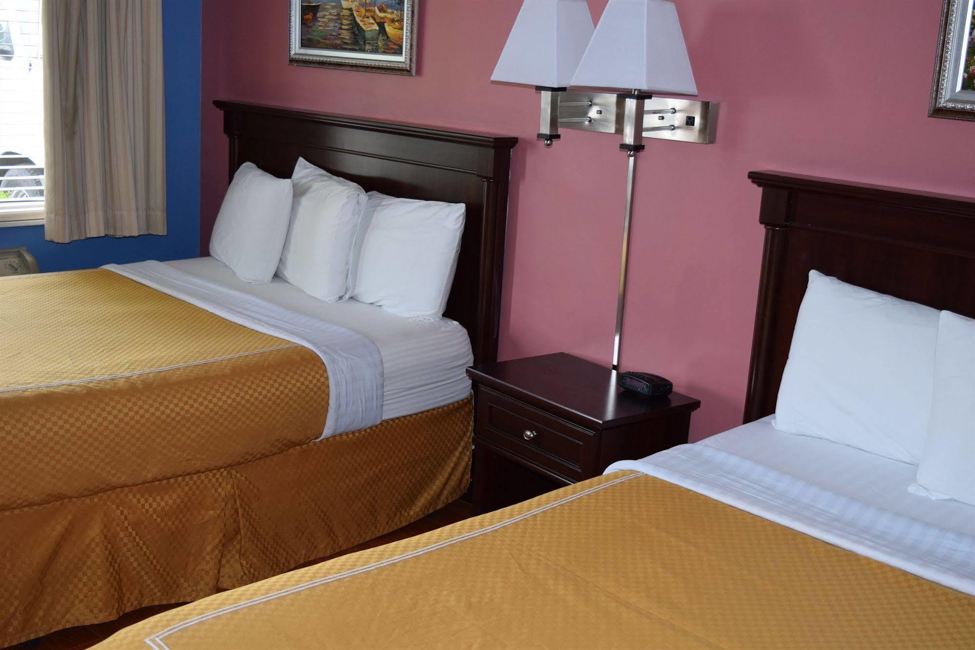 Rose Garden Motel 2*