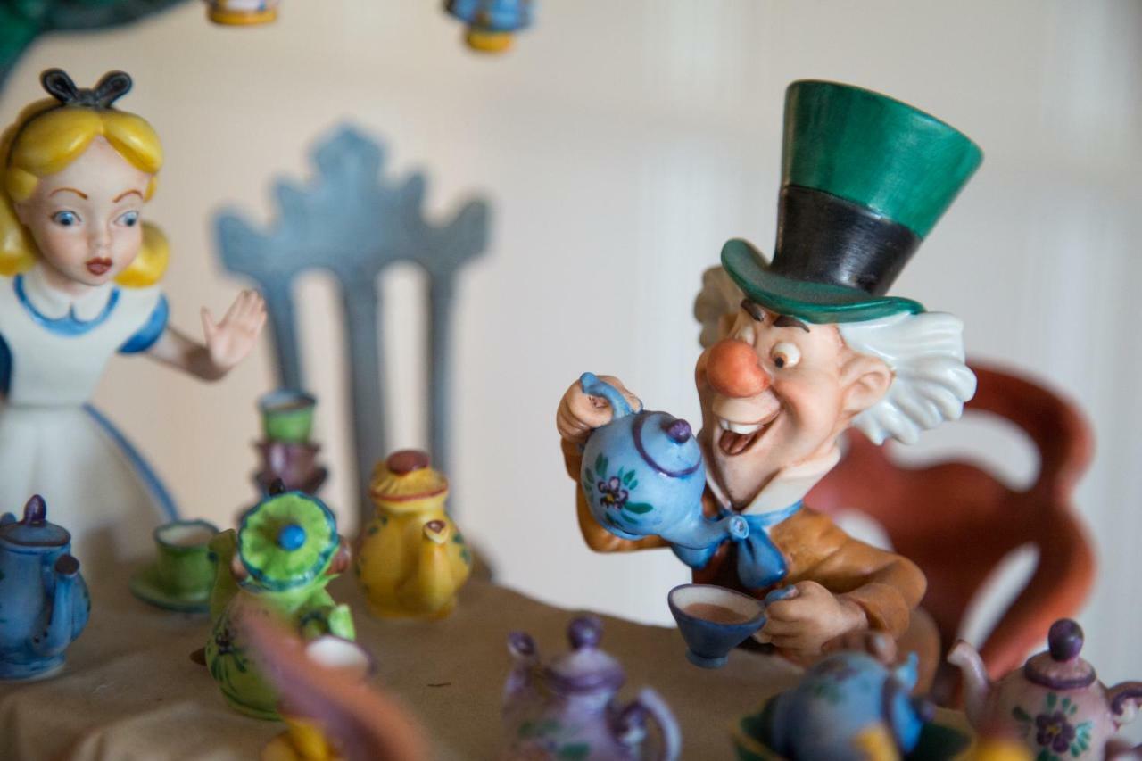 Cheshire Cat & 4*