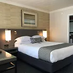 West Beach Inn, A Coast Hotel