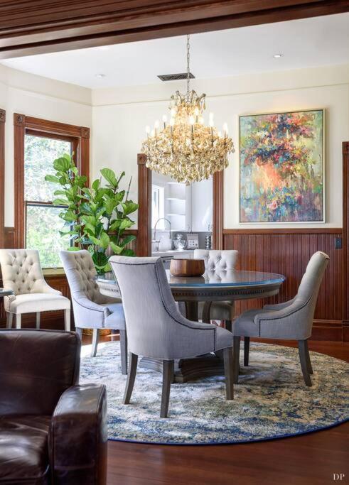Upscale Downtown Walk To Shops Bars 2 Holiday home *