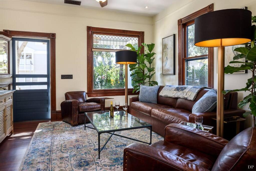 Upscale Downtown Walk To Shops Bars 2 Holiday home Santa Barbara