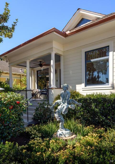 Upscale Downtown Walk To Shops Bars 2 Holiday home Santa Barbara