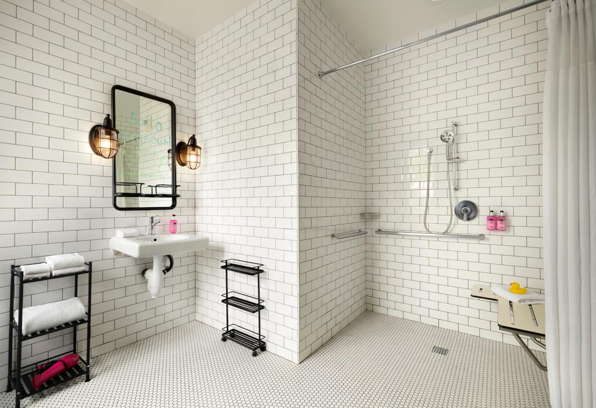 Moxy 3*