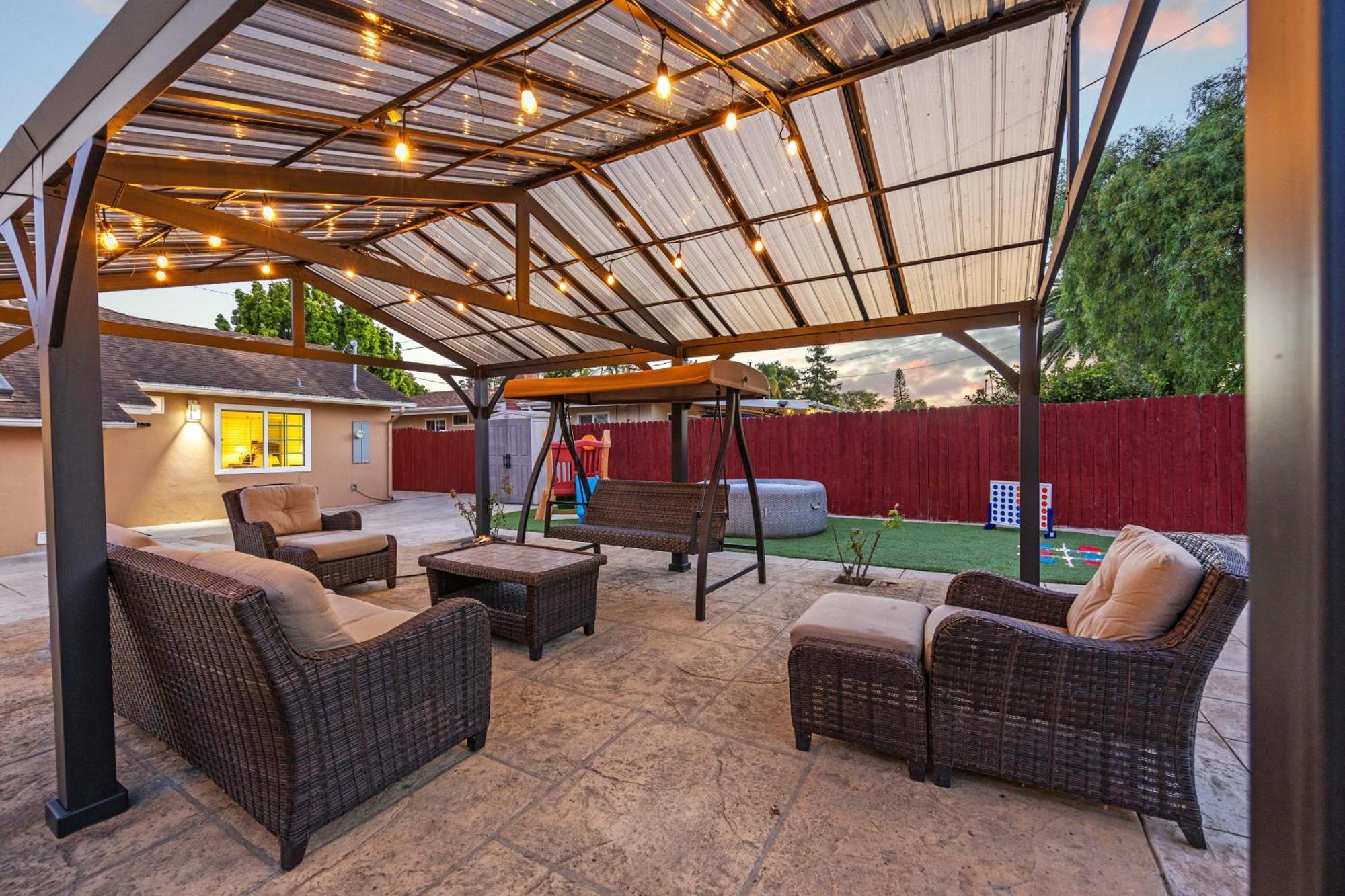 Holiday home Coastal Near Ucsb & Airport, Hot Tub, King Beds, Fast Wifi, Sleeps 6 *