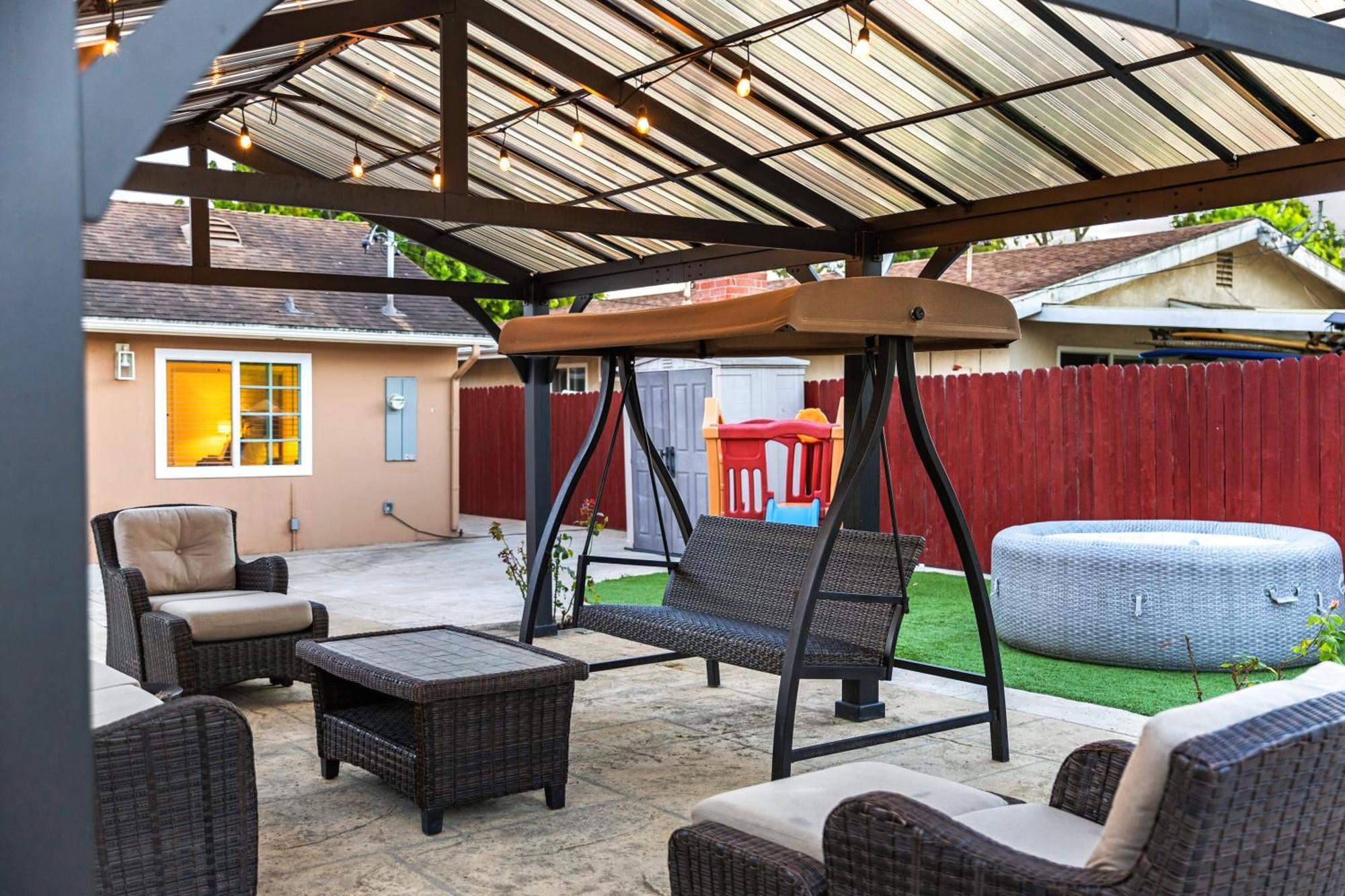Holiday home Coastal Near Ucsb & Airport, Hot Tub, King Beds, Fast Wifi, Sleeps 6 *