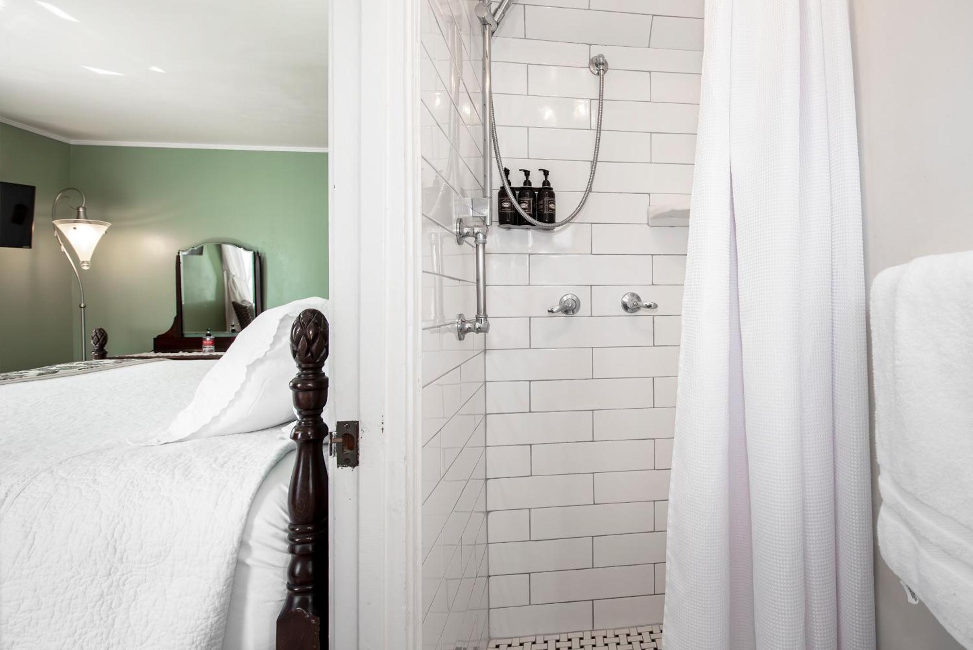 Bath Street 4*