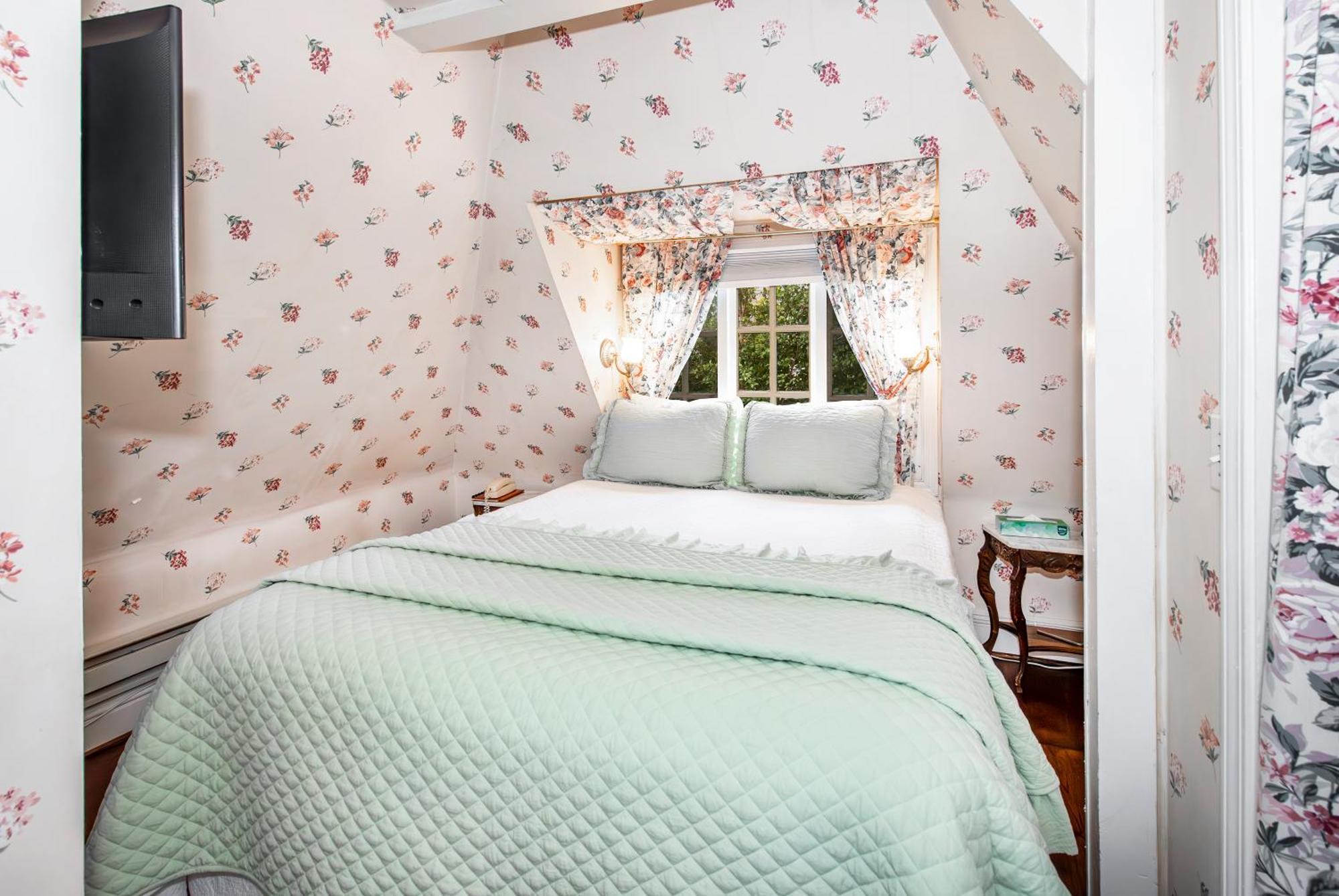 Bath Street 4*