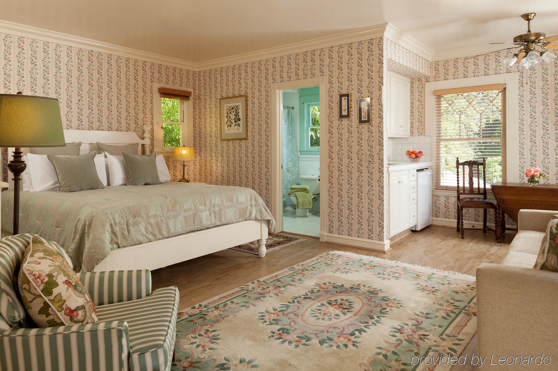 Cheshire Cat & Bed & Breakfast 4*