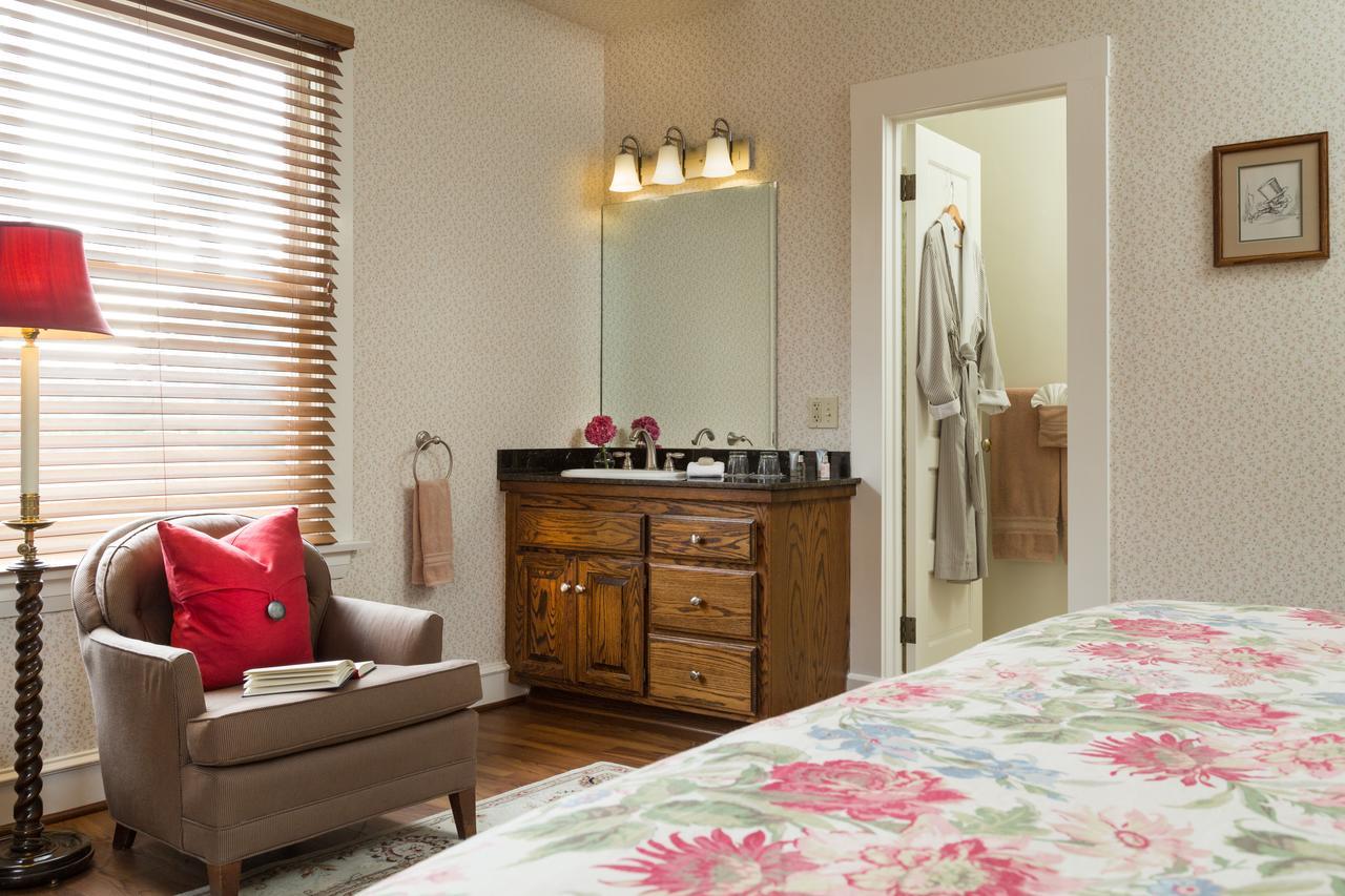 Cheshire Cat & Bed & Breakfast 4*