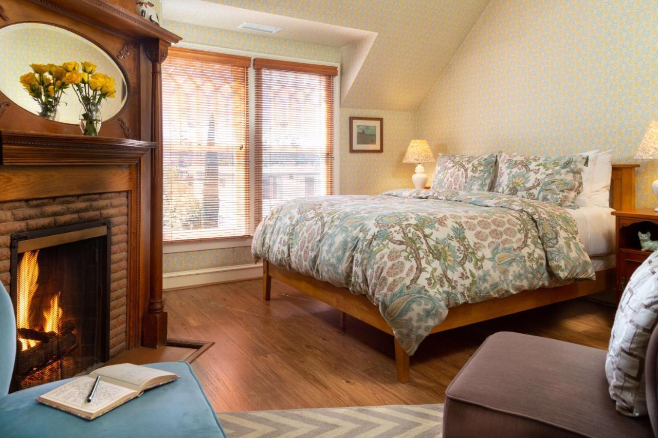 Cheshire Cat & Bed & Breakfast 4*