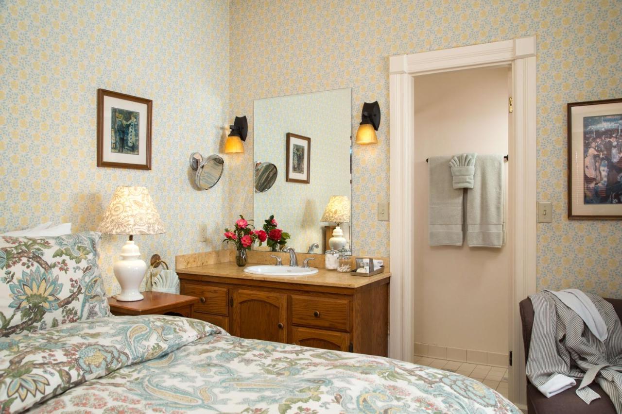 Bed & Breakfast Cheshire Cat & 4*